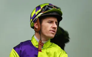  لحظة درامية على مضمار السباق.. فارس يغامر بحياته لإنقاذ حصانه (فيديو)