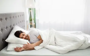 لماذا يجب أن تستثمر في ملاءات ووسائد فاخرة لنوم أفضل؟