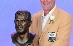  كم تبلغ ثروة عملاق كرة القدم الأمريكية "بريت فافر"؟