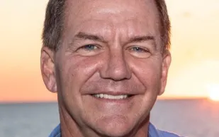 الملياردير بول جونز يشتري الذهب والبيتكوين خوفًا من موجة تضخم