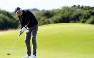 على رأسهم "مايكل دوجلاس".. نجوم هوليوود يتألقون في "بطولة ألفريد دنهيل للجولف" (صور)