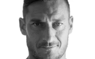 بعمر 48 عامًا.. أسطورة كرة القدم الإيطالية "توتي" يعلن عودته للملاعب (فيديو)