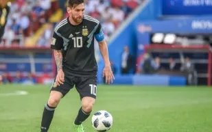 "ليونيل ميسي" يقتحم عالم العطور.. فما سعر أولى منتجاته؟ (فيديو)