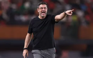 "نادي القادسية" هل يسعى لإحلال "فيتوريا" محل مدربه الحالي؟