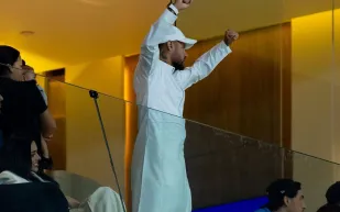 نيمار يظهر بالثوب السعودي في مدرجات ملعب الهلال والتعاون (فيديو)