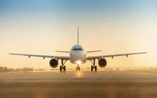 شركة طيران توقف طياراً عن العمل.. تشاجر مع مساعدته في الجو وحبسها في مرحاض الطائرة! 