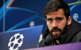 الاصابة تُبعد حارس ليفربول أليسون عن الملاعب 6 أشهر