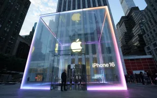 أبل تطور مساعدًا منزليًّا ذكيًّا جديدًا لمنافسة جوجل