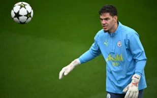 حارس مرمى "مانشستر سيتي".. هل ينضم أخيراً للدوري السعودي؟