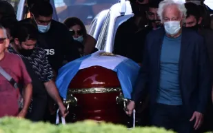 محكمة أرجنتينية تسمح بنقل رفات مارادونا بناء على طلب ابنتيه