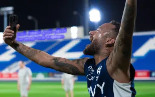 لقطة طريفة لـ "نيمار" يستفز علي البليهي (فيديو)