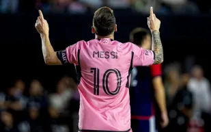 طفل يطلب من "ميسي" تقليد احتفاله ورد مثير من اللاعب! (فيديو)