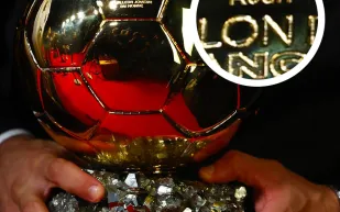 لا تُقدر بثمن بالنسبة للاعبين.. كم تبلغ قيمة "الكرة الذهبية"؟ 