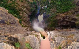 "وادي لجب" بجازان.. وجهة سياحية فريدة تجمع الطبيعة الخلابة والمغامرة