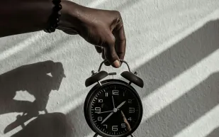 الجمعية البريطانية لأبحاث النوم تطالب بإلغاء التوقيت الصيفي!