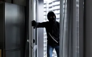 فيديو| لص سيء الحظ حاول سرقة فتاة