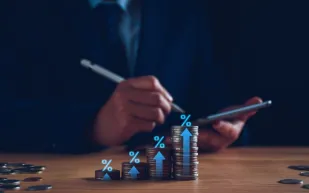 كيف يمكن للتضخم والديون أن تساعد في بناء الثروة؟ مستثمر يكشف الطريقة