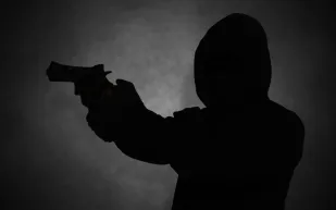 شاهد| عامل يطلق النار على مشرفه وينتحر