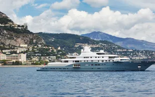 تقرير لـ "أوكسفام": أثرياء أوروبا يعتبرون الكوكب "ملعبًا شخصيًّا لهم"