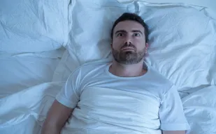 فيديو| أراد الهروب من الإزدحام فعرض حياة ام وطفليها للخطر