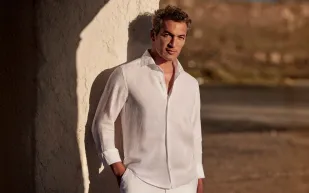 القميص الأبيض.. رمز الأناقة الخالدة في خزانة الرجل