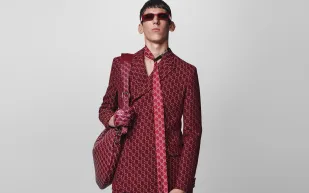 احتفالاً بموسم الأعياد.. ملابس وإكسسوارات فاخرة بلون البهجة