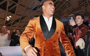 تُقدر ثروته بـ800 مليون دولار.. جولة في المحفظة العقارية للنجم "دوين جونسون" (فيديو)