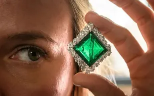  زمردة "آغا خان" تحصد 9 ملايين دولار في مزاد بجنيف (فيديو)