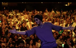 وسط جمهوره.. شاروخان يحتفل بعيد ميلاده الـ 59 ويعد بالمزيد (فيديو)