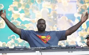 شاكيل أونيل يفاجئ جمهوره بمهاراته في العزف والغناء (فيديو)