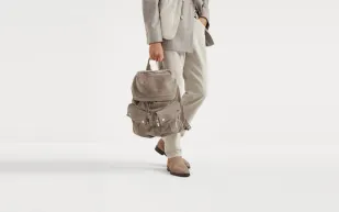 أزياء الرجل في شتاء 2025 مصوغة بإبداع وترف جلد الـSuede 