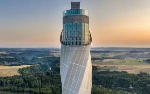 السر وراء ناطحة سحاب من دون نوافذ في ألمانيا!