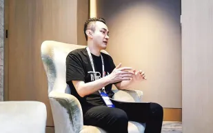 ملياردير عملات مشفرة يشتري "موزة" مقابل 6.24 مليون دولار