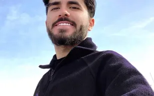 وفاة أيمن العلي الملقب بـ"ملك جمال الأردن" بعد صراع مع المرض