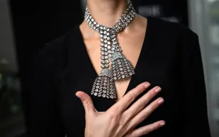 عرض عقد من الألماس يرتبط بسقوط آخر ملكات فرنسا للبيع في مزاد