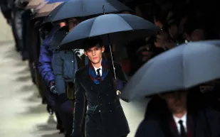 دون المراهنة على أناقة مظهرك.. استعد لأمطار الشتاء بمظلة فاخرة