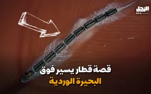 قصة قطار يسير فوق البحيرة الوردية! (فيديوجراف)