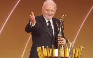 عرض موسيقي فريد لـ"أنتوني هوبكنز" في موسم الرياض (فيديو)