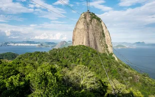 قفزة خطيرة تتسبب في وفاة رجل على جبل بـ"ريو دي جانيرو" (فيديو)