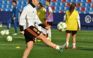 نجمة "برشلونة" السابقة تخسر كؤوسها بسبب فيضان "فالنسيا"