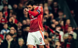 "برونو فرنانديز" نجم "مانشستر يونايتد" ينقذ رجلًا فوق السحاب! 