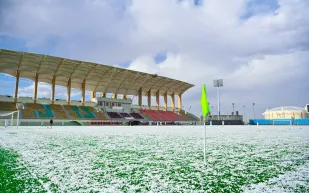 تسببت في تأجيل مباراة بينما رسمت لوحة.. الثلوج تكسو ملعب الجوف بالسعودية 