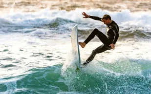 إضاءة ألواح ركوب الأمواج تردع أسماك القرش.. دراسة حديثة