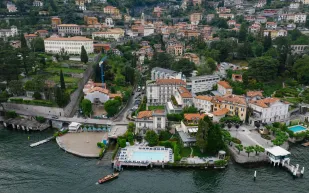 الهواء في علب.. تذكار غريب يباع لزوار جزيرة كومو الإيطالية