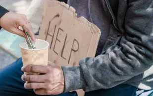 المتسول في الإمارات يجمع شهرياً ما يعادل راتب رؤساء 3 دول عظمي !