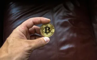 عملة بيتكوين تصل إلى 98 ألف دولار للمرة الأولى في تاريخها