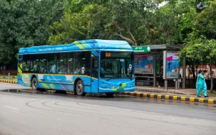 فيديو صادم لموت سائق حافلة بنزيف دماغي !