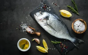 خبيرة تقدم نصائح لاختيار أنواع الأسماك الأفضل لصحتك!