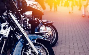 فيديو| وفاة رجل بحادث مروع بين شاحنة ودراجة نارية