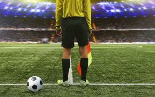 والدة لاعب تعتدي على الحكم بعد مباراة في الدوري الإسباني (فيديو)